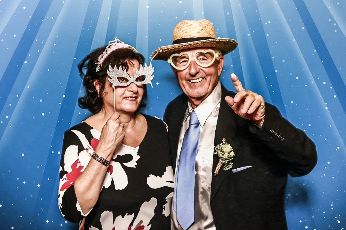 Gäste haben Spaß in der Fotoecke von Jellys Weddings