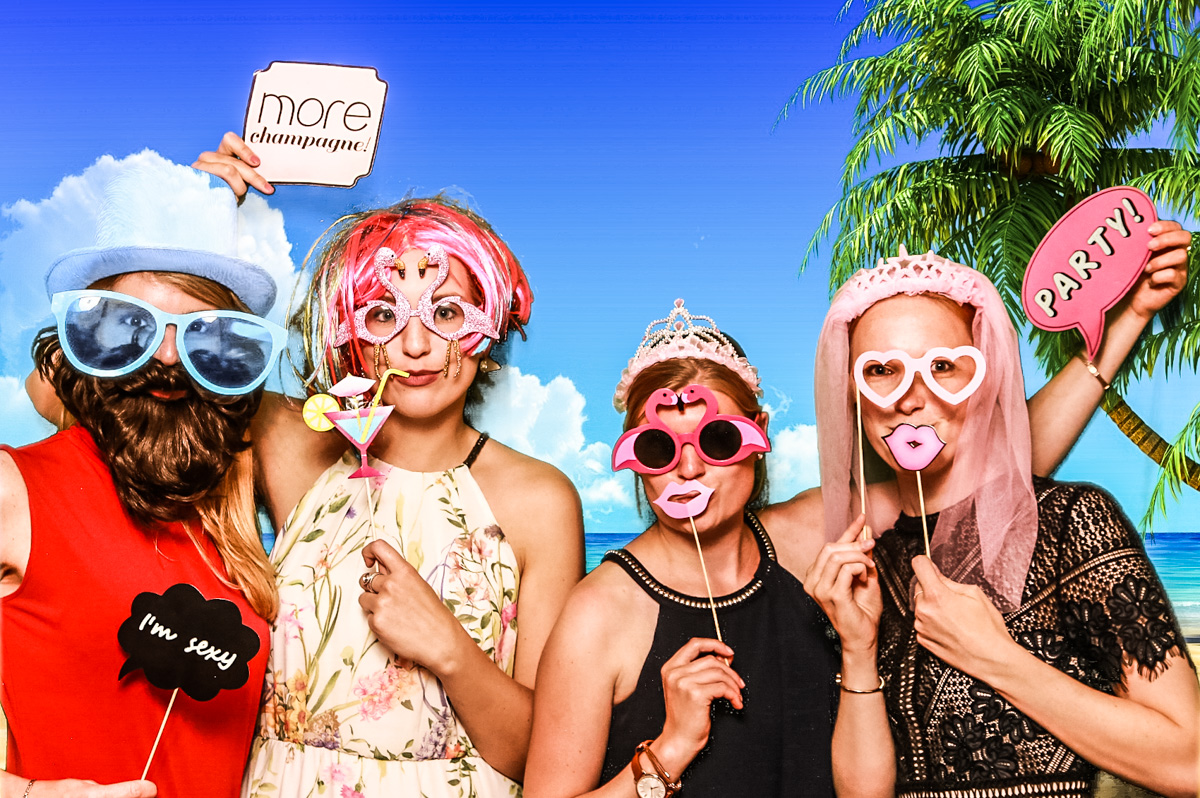 Gäste haben Spaß in der Fotoecke von Jellys Weddings