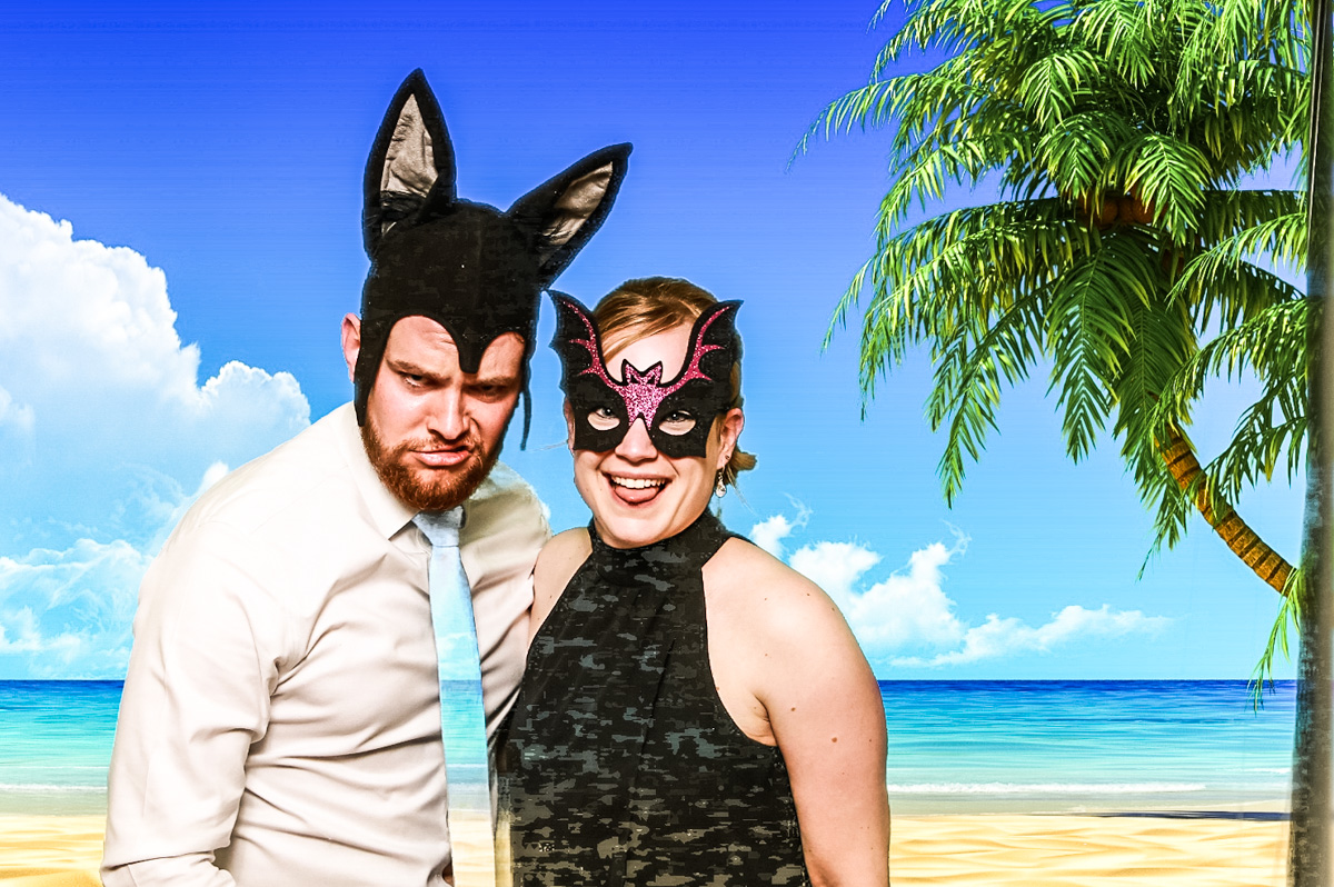Gäste haben Spaß in der Fotoecke von Jellys Weddings
