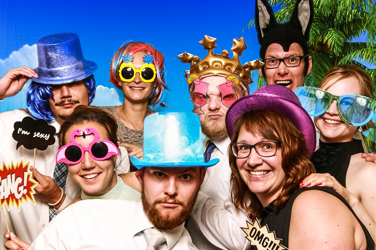 Gäste haben Spaß in der Fotoecke von Jellys Weddings
