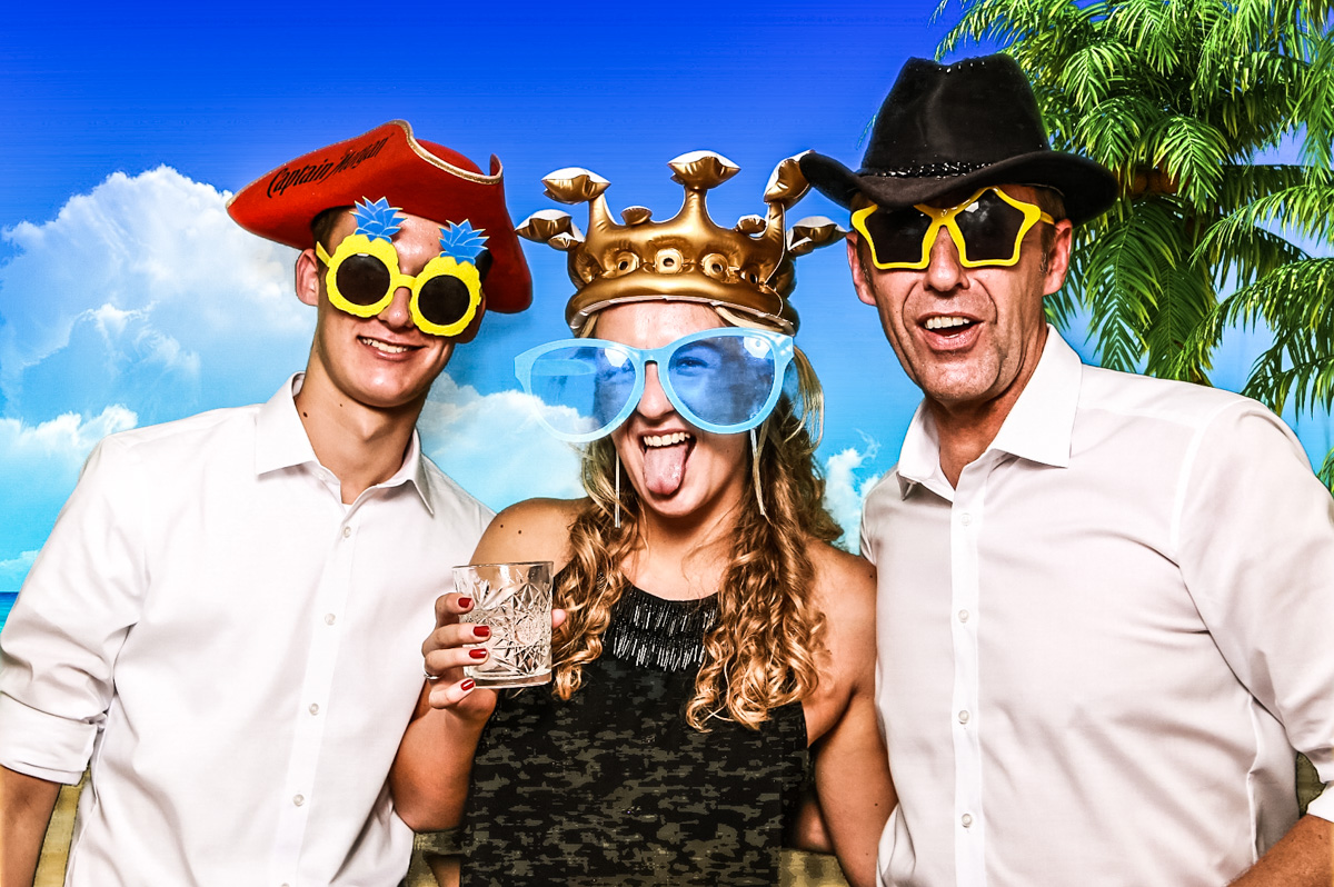 Gäste haben Spaß in der Fotoecke von Jellys Weddings
