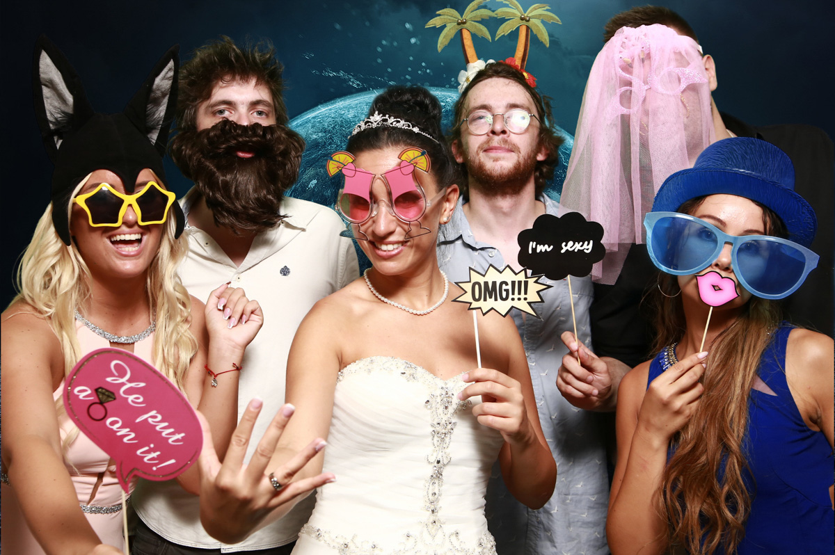 Gäste haben Spaß in der Fotoecke von Jellys Weddings