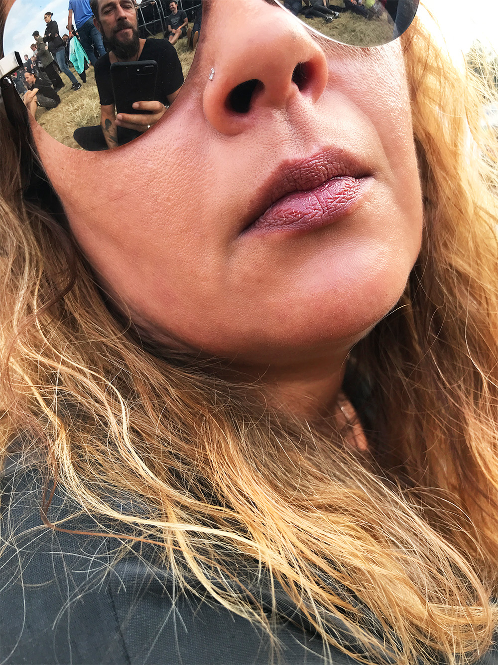 Persönlicher Moment mit Spiegelung in der Sonnenbrille